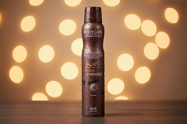 نمای نزدیک اسپری بدن هرمس بادی کر با جزئیات