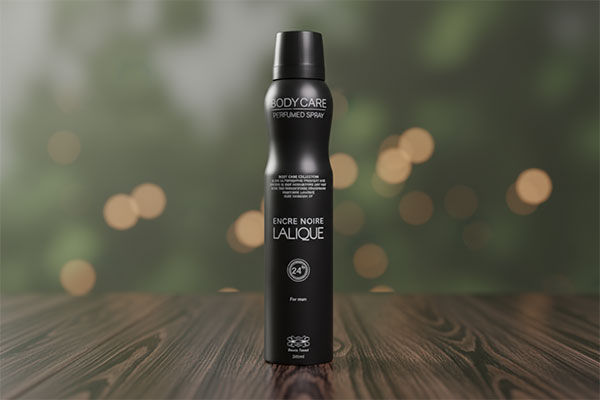 اسپری بدن مردانه لالیک بادی کر روی سطح چوبی تیره