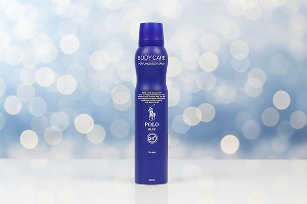 اسپری بدن مردانه پولو بلو بادی کر روی سطح سفید