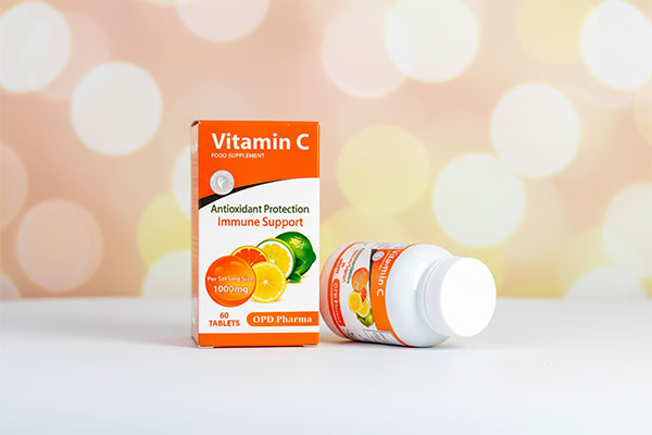 قرص ویتامین سی 1000 او پی دی فارما روی سطح سفید