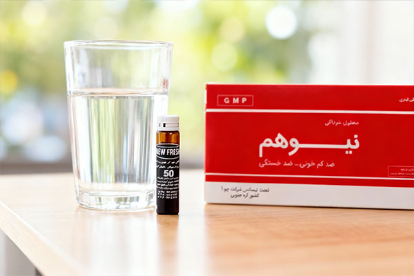 ویال خوراکی نیوهم چوافارم کنار لیوان آب