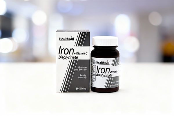 قرص آیرون بیس گلیسینات هلث اید روی سطح سفید