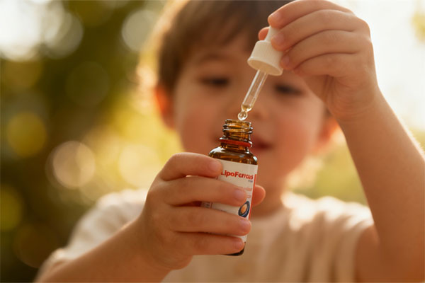 بطری قطره لیپوفروس کنار اسباب‌بازی کودک