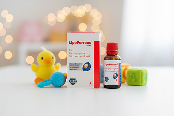 بطری قطره لیپوفروس کنار اسباب‌بازی کودک