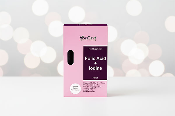 کپسول فولیک اسید و ید ویواتیون روی سطح سفید