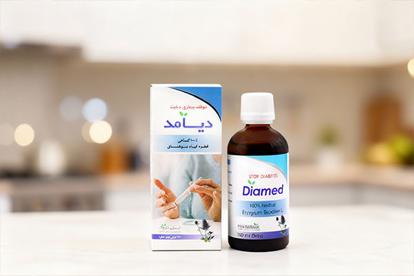 قطره دیامد در حال ریختن در لیوان آب