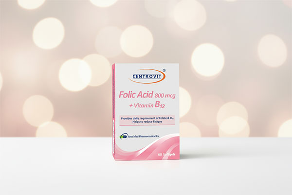 کپسول فولیک اسید و ویتامین ب12 سنتروویت روی سطح سفید
