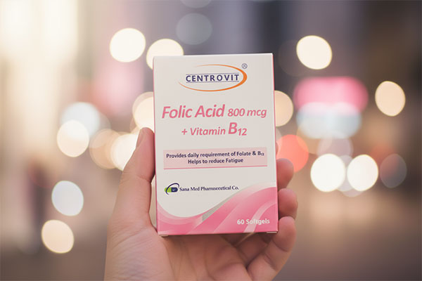 کپسول فولیک اسید و ویتامین ب12 سنتروویت در دست