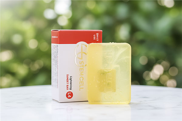 پن شفاف روشن کننده پوست استم سل روی سطح مرمر سفید