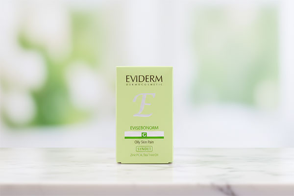 پن پوست چرب اویدرم روی پیشخوان حمام