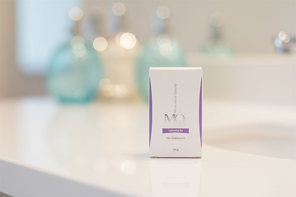 پن روشن کننده ام کیو روی میز حمام