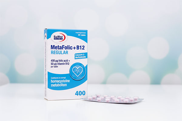 قرص متافولیک و B12 رگولار یوروویتال روی سطح سفید