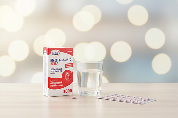 قرص متافولیک و ب12 اکسترا کنار لیوان آب