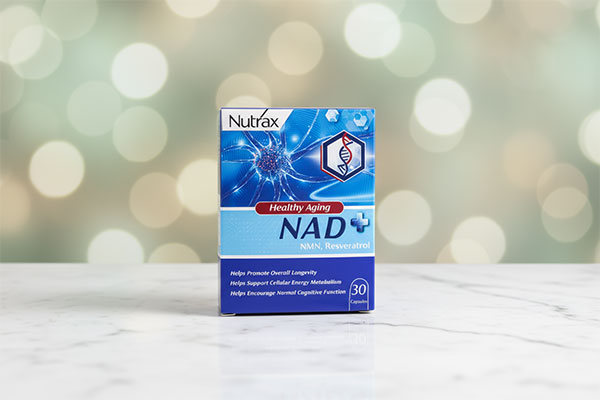 کپسول قرص NAD نوتراکس روی سطح مرمر سفید