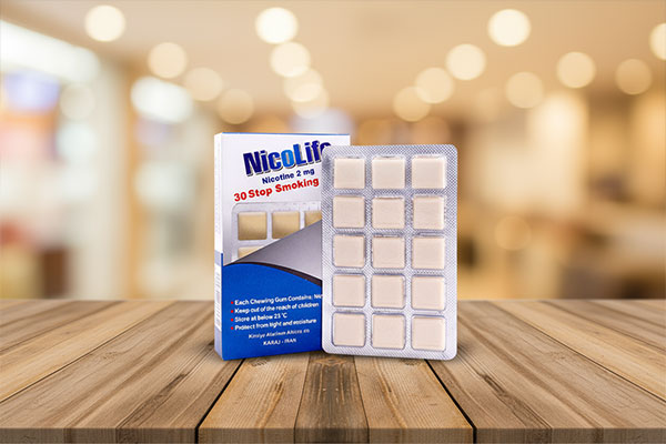 آدامس ترک سیگار نیکلایف کنار لیوان آب