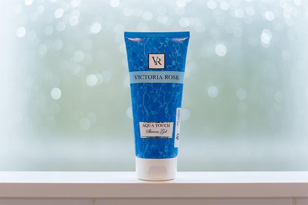 ژل شستشوی بدن آکوا تاچ ویکتوریا رز روی قفسه حمام