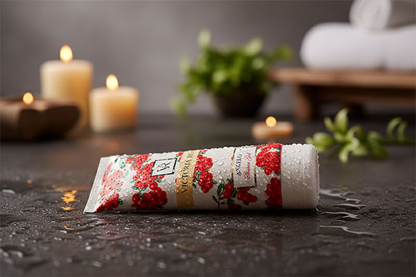 ژل شستشوی بدن آنجلو ویکتوریا رز با قطرات آب