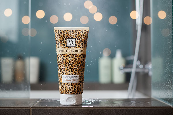 شاور ژل تمپتیشن ویکتوریا رز با قطرات آب در فضای حمام