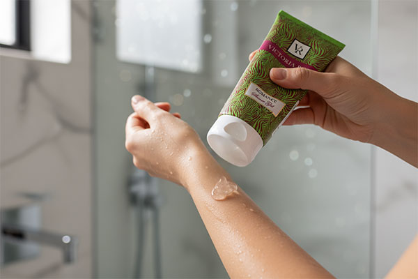 ژل شستشوی بدن رومنس ویکتوریا رز در حال استفاده روی پوست