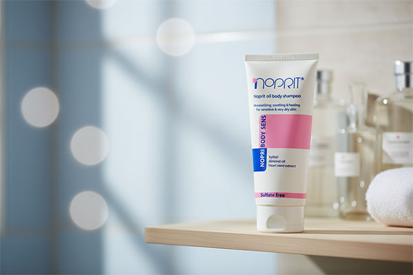 شامپو بدن روغنی نوپری بادی سنس نوپریت روی قفسه حمام