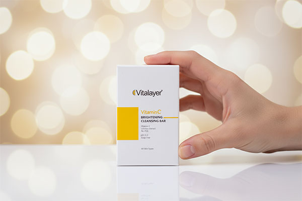 پن ویتامین سی ویتالیر روی سطح سفید