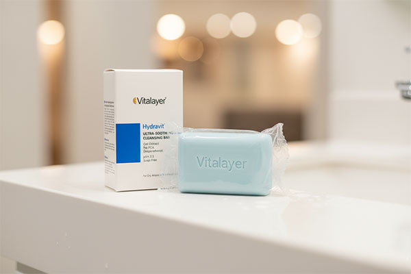 پن پوست خشک و حساس هیدراویت ویتالیر روی پیشخوان سفید