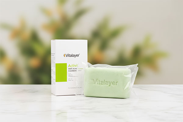 پن ضد جوش پوست چرب ویتالیر روی پیشخوان حمام