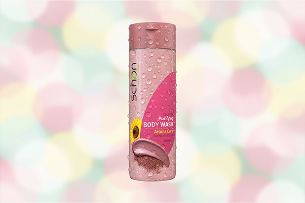 نمای نزدیک شامپو بدن خاک رس شون با قطرات آب