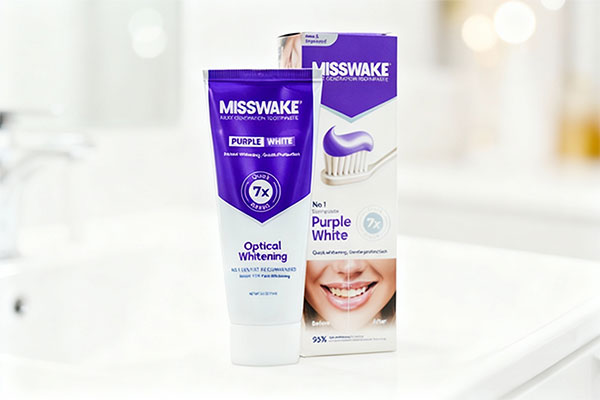 خمیر دندان ضد زردی میسویک روی پیشخوان سفید