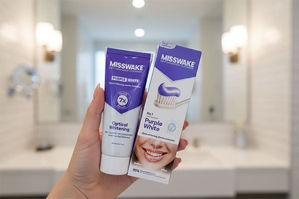 خمیر دندان پرپل وایت میسویک در دست کاربر