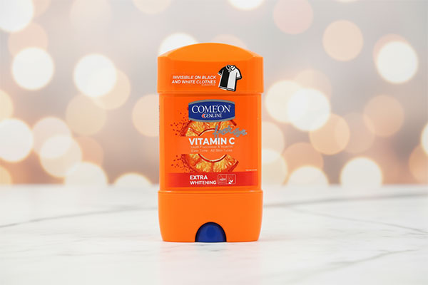 استیک صابونی ویتامین سی کامان روی سطح مرمر سفید