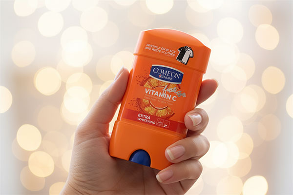 استیک صابونی ویتامین سی کامان در دست