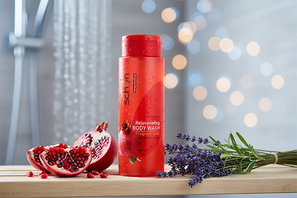 شامپو بدن انار شون در حمام با عناصر طبیعی