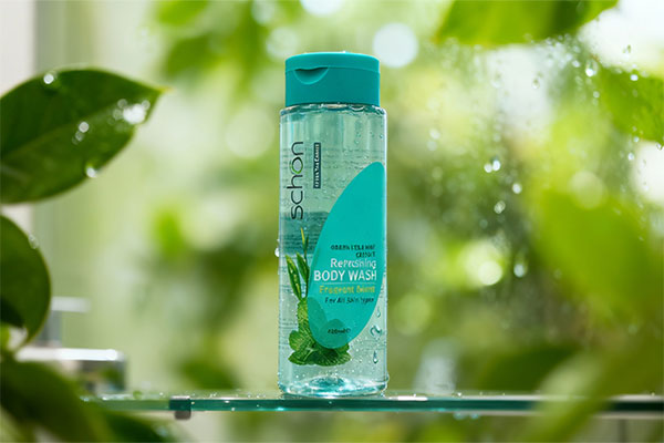 شامپو بدن چای سبز و نعنا شون روی قفسه حمام