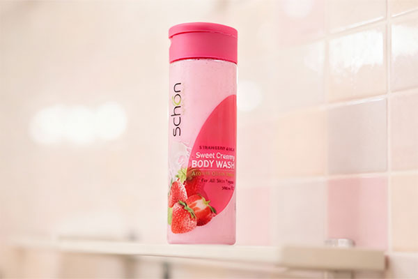 شامپو بدن کرمی توت فرنگی شون روی قفسه حمام