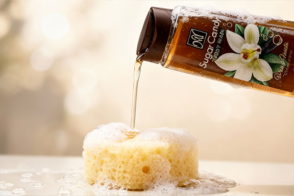 ریختن شامپو بدن مای شوگر کندی روی اسفنج