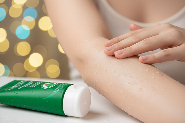 استفاده از ژل شستشوی بدن آنتی آکنه کاتوس روی پوست