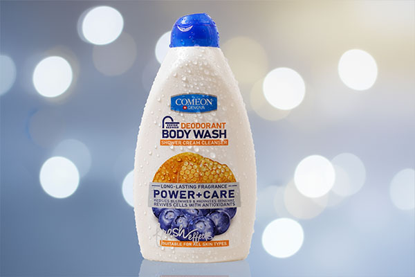 نمای نزدیک شامپو بدن پاور کر کامان با قطرات آب