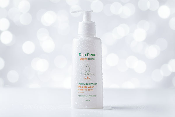 نمای نزدیک ژل شوینده اسید لاکتیک دئودراگ با قطرات آب