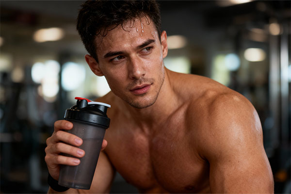 ورزشکار پس از تمرین با مکمل سولید مس ترک