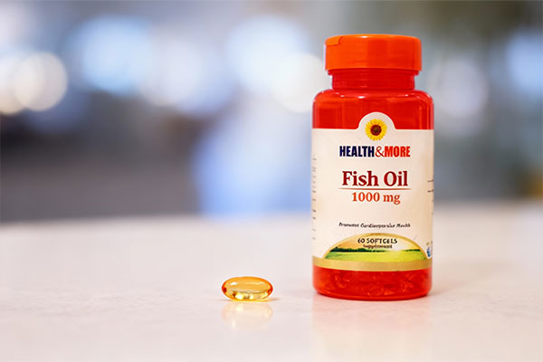 تصویر یک کپسول روغن ماهی هلث اند مور با جزئیات