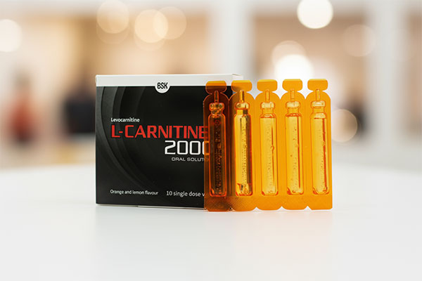 ویال ال‌ کارنیتین 2000 بی اس کی روی سطح سفید