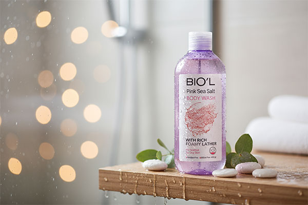 شامپو بدن نمک دریایی صورتی بیول در حمام با فضای آرامش‌بخش