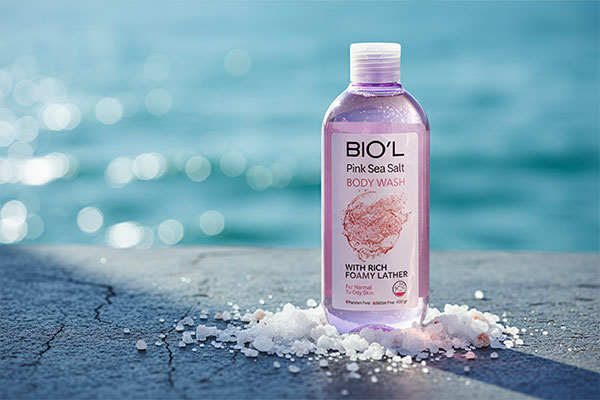 شامپو بدن نمک دریایی صورتی بیول در حمام با فضای آرامش‌بخش