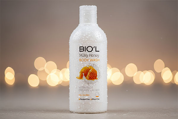 شامپو بدن کرمی شیر و عسل بیول روی پیشخوان حمام