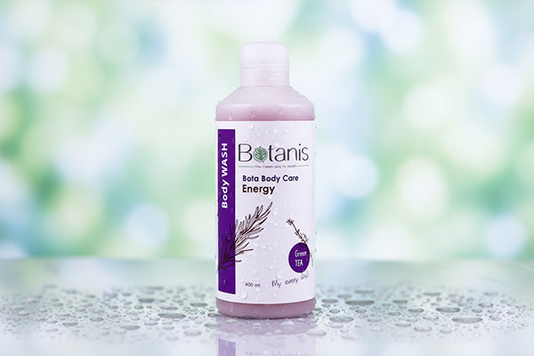 نمای نزدیک شامپو بدن آبرسان چای سبز بوتانیس با قطرات آب