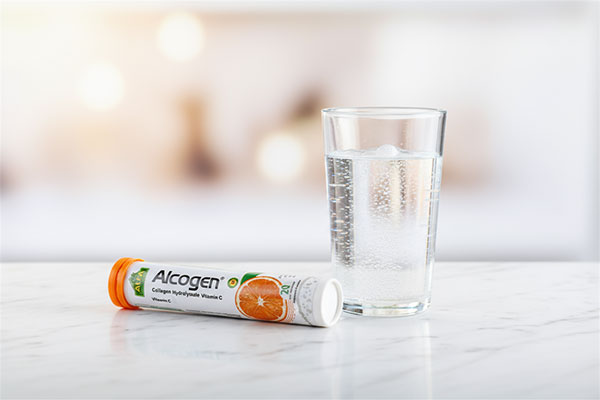 قرص جوشان آلکوژن آلفا ویتامینز روی سطح مرمر سفید