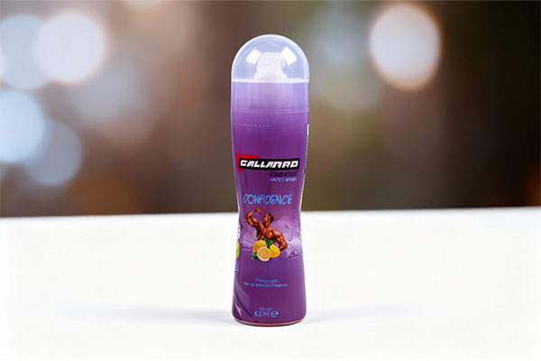 ژل روان کننده و حجم دهنده کانفیدنس گالاردو روی سطح سفید