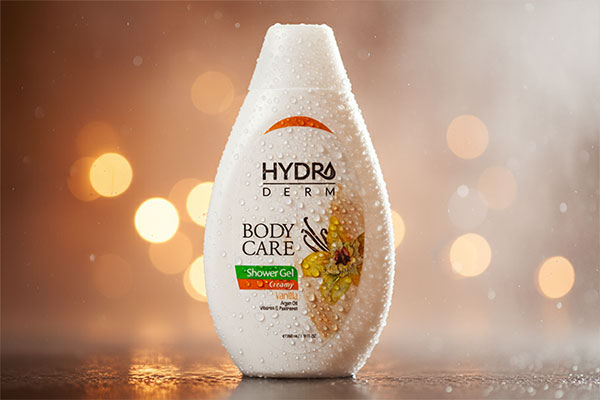 نمای نزدیک شامپو بدن وانیل هیدرودرم با قطرات آب