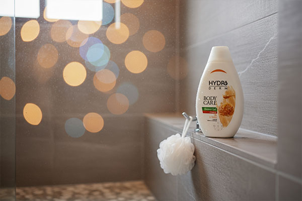 استفاده از شامپو بدن کرمی شیر و عسل هیدرودرم در حمام